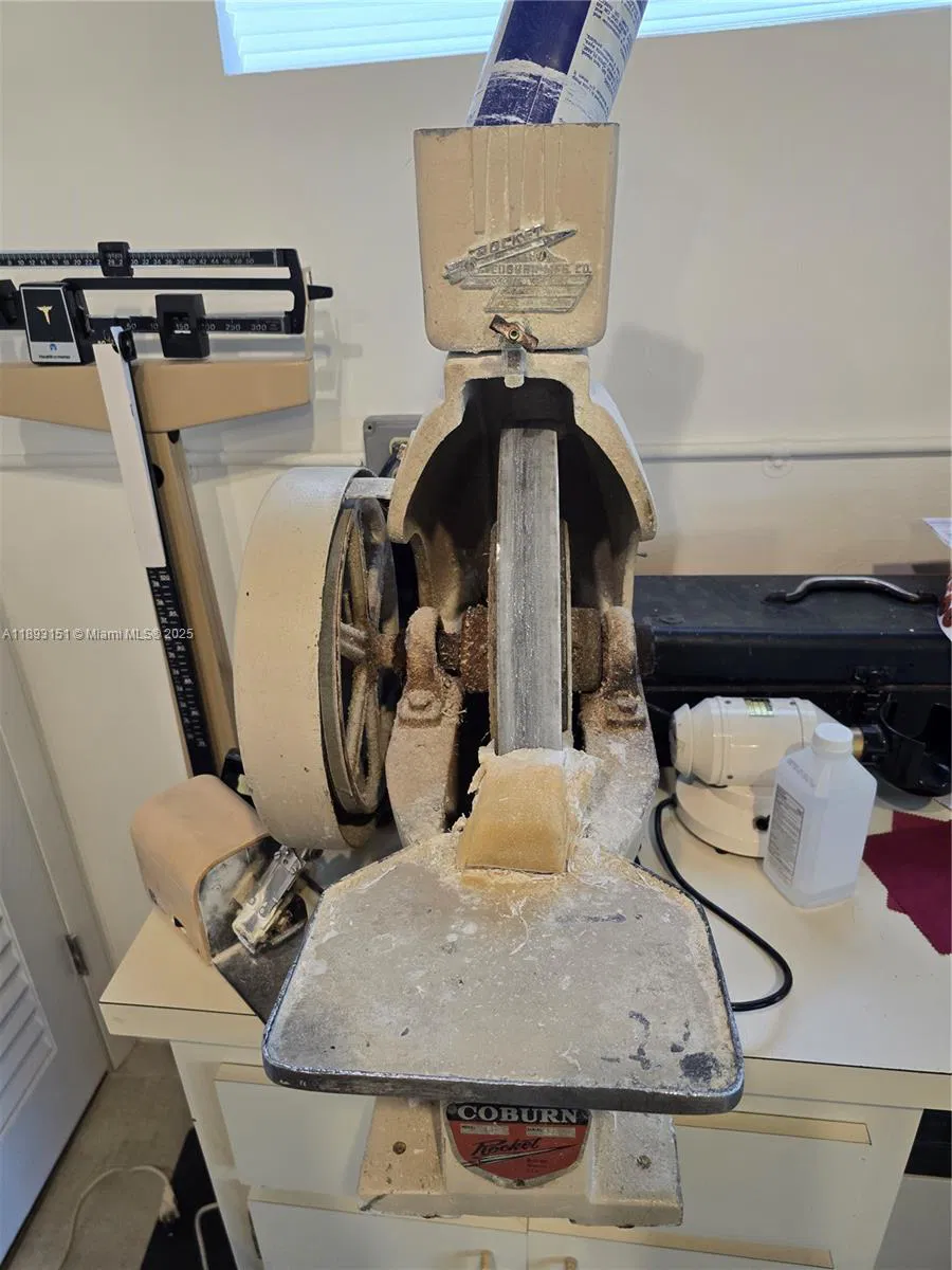 Established Optical Shop with Flexible Lease Terms