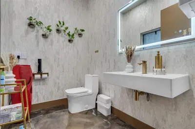 Thriving Luxury Medical Spa with Loyal Clientele