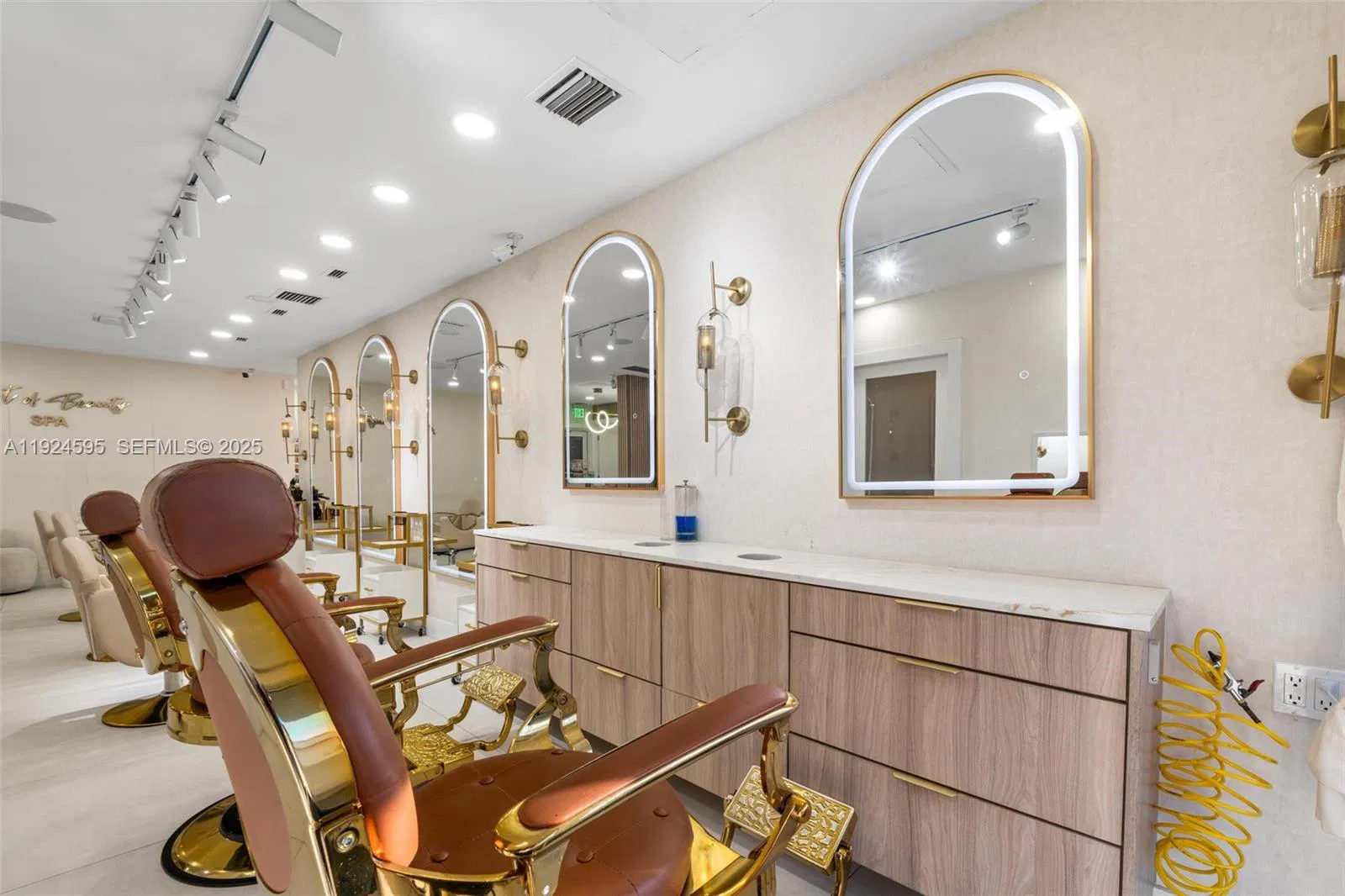 Turnkey Beauty Salon and Barbershop with Versatile Layout