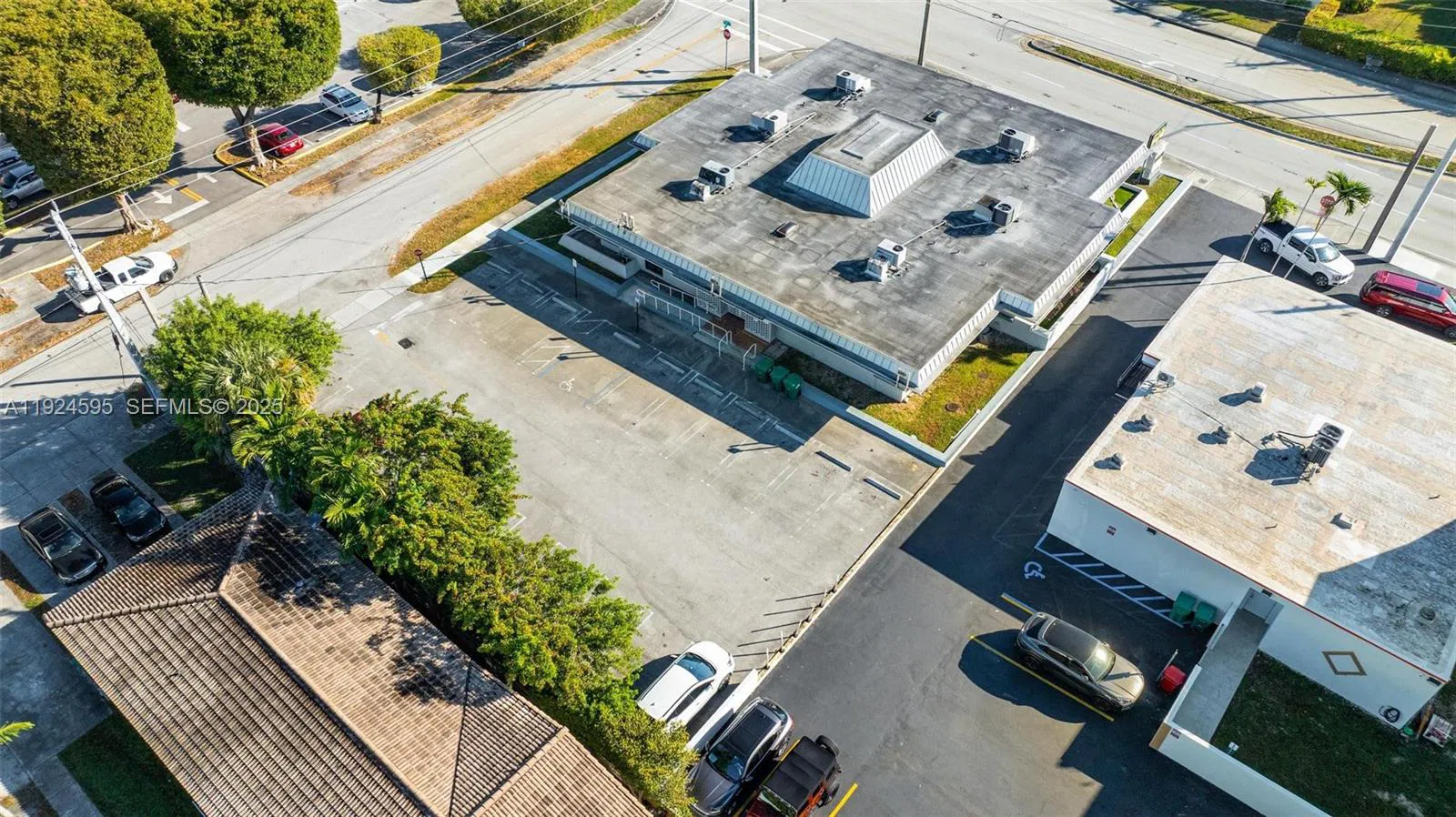 Turnkey Beauty Salon and Barbershop with Versatile Layout