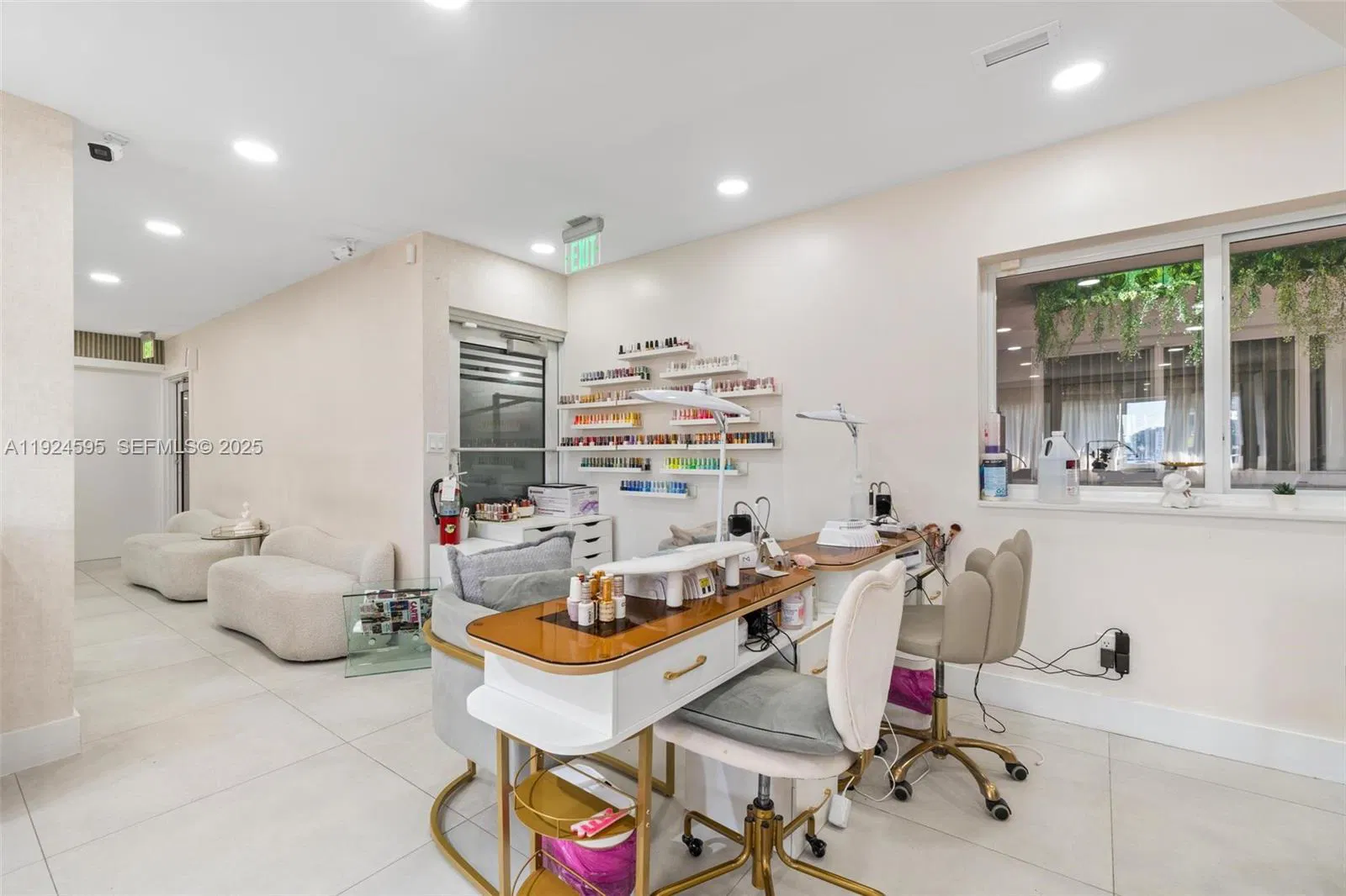 Turnkey Beauty Salon and Barbershop with Versatile Layout