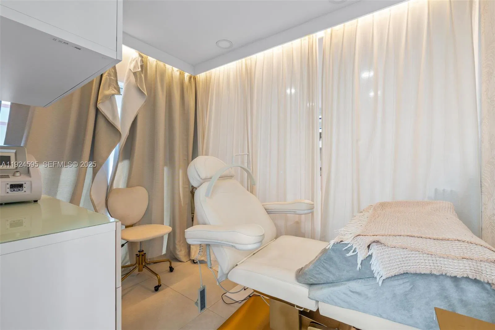 Turnkey Beauty Salon and Barbershop with Versatile Layout