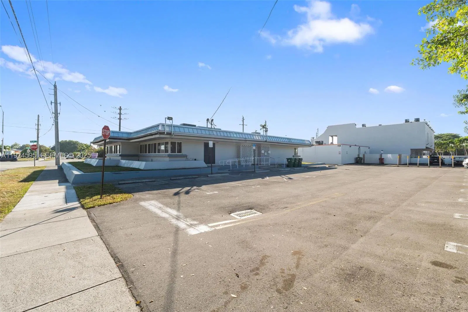 Turnkey Beauty Salon and Barbershop with Versatile Layout