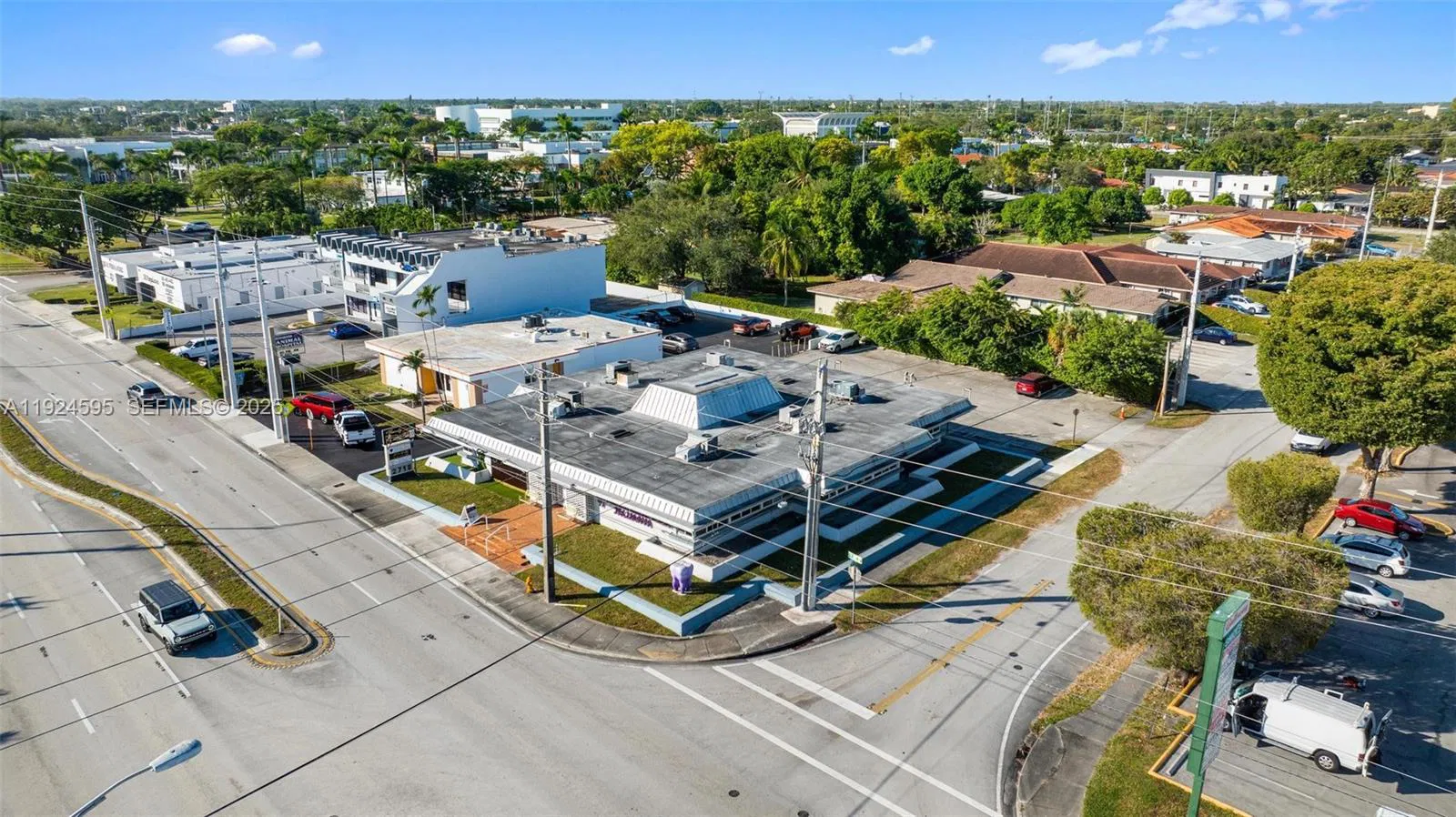 Turnkey Beauty Salon and Barbershop with Versatile Layout