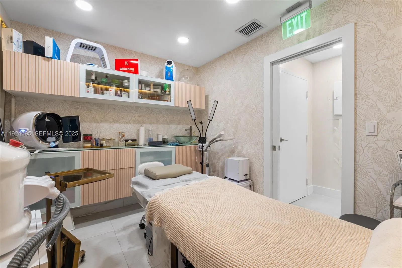 Turnkey Beauty Salon and Barbershop with Versatile Layout