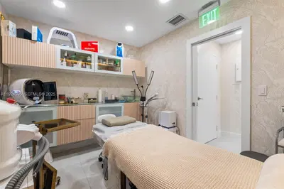 Turnkey Beauty Salon and Barbershop with Versatile Layout