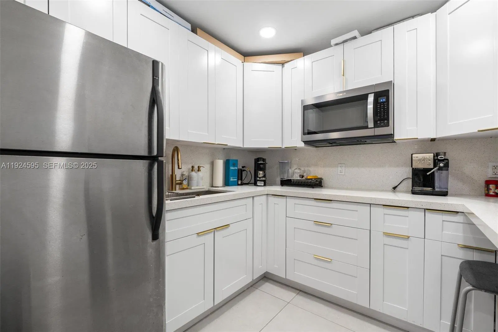 Turnkey Beauty Salon and Barbershop with Versatile Layout