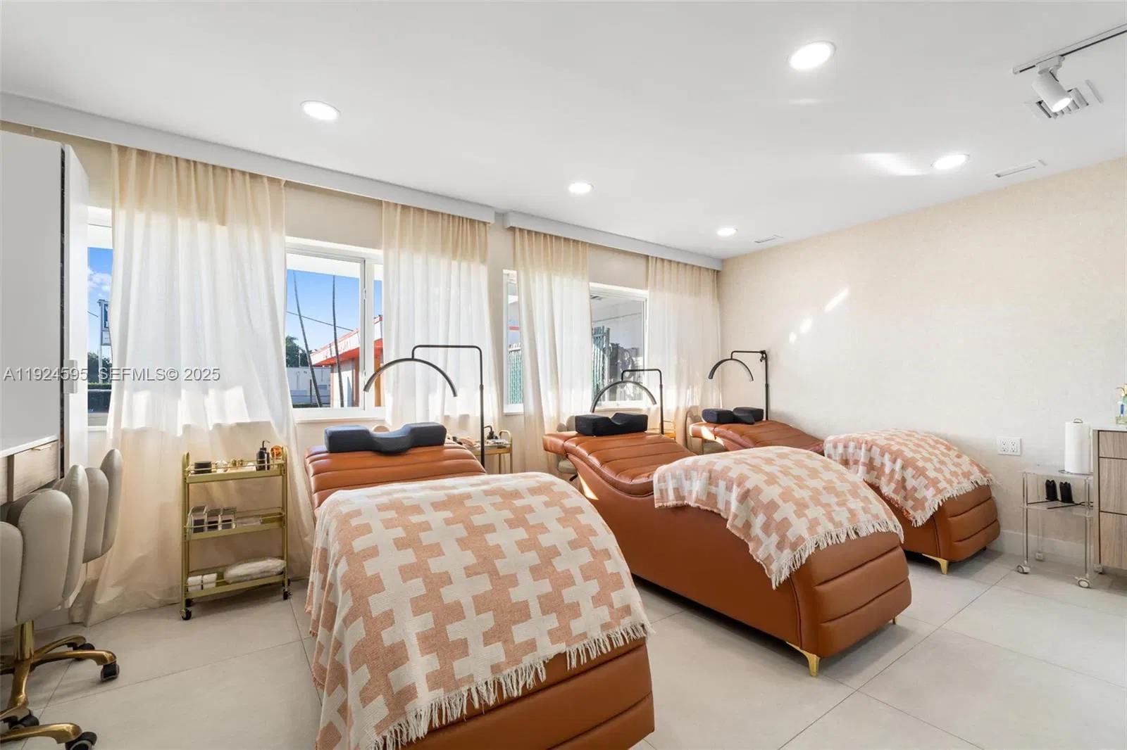 Turnkey Beauty Salon and Barbershop with Versatile Layout