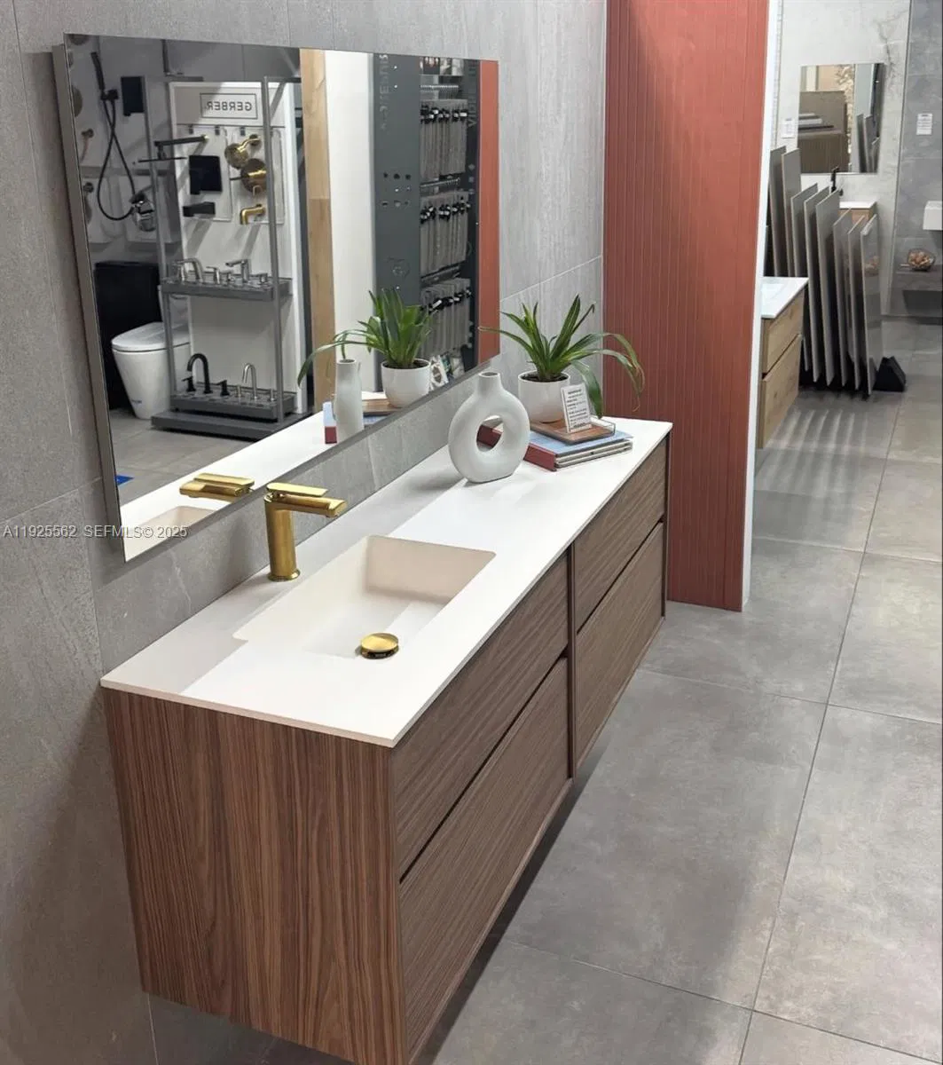 Established Retailer of Bathroom Vanities and Flooring with Growth Potential