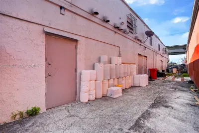 Established Coin Laundry with Strong Commercial Accounts