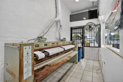 Established Coin Laundry with Strong Commercial Accounts