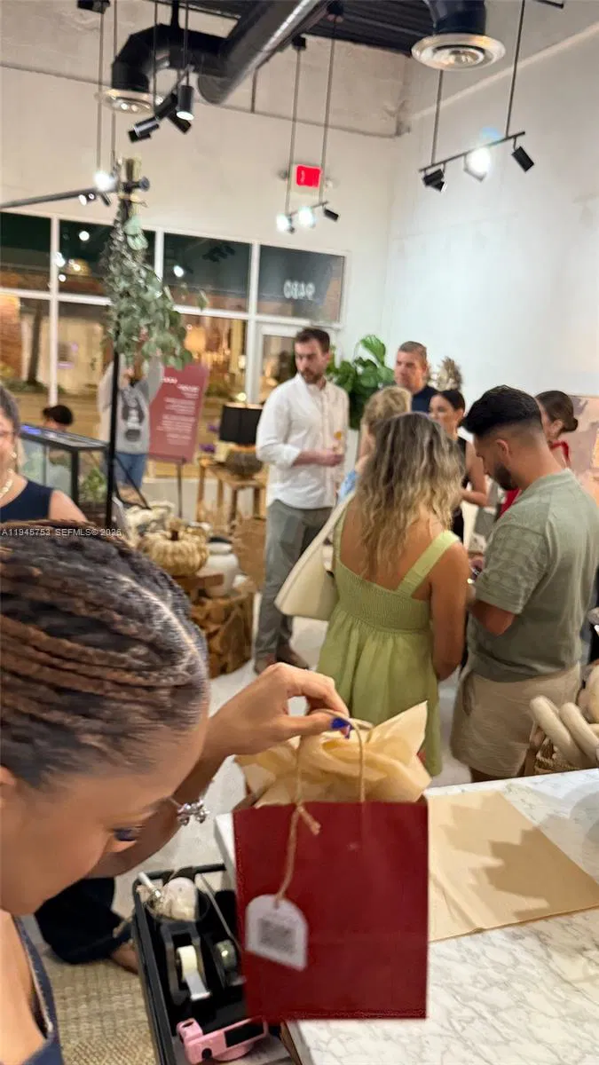 Turnkey Home Goods Boutique with Excellent Visibility