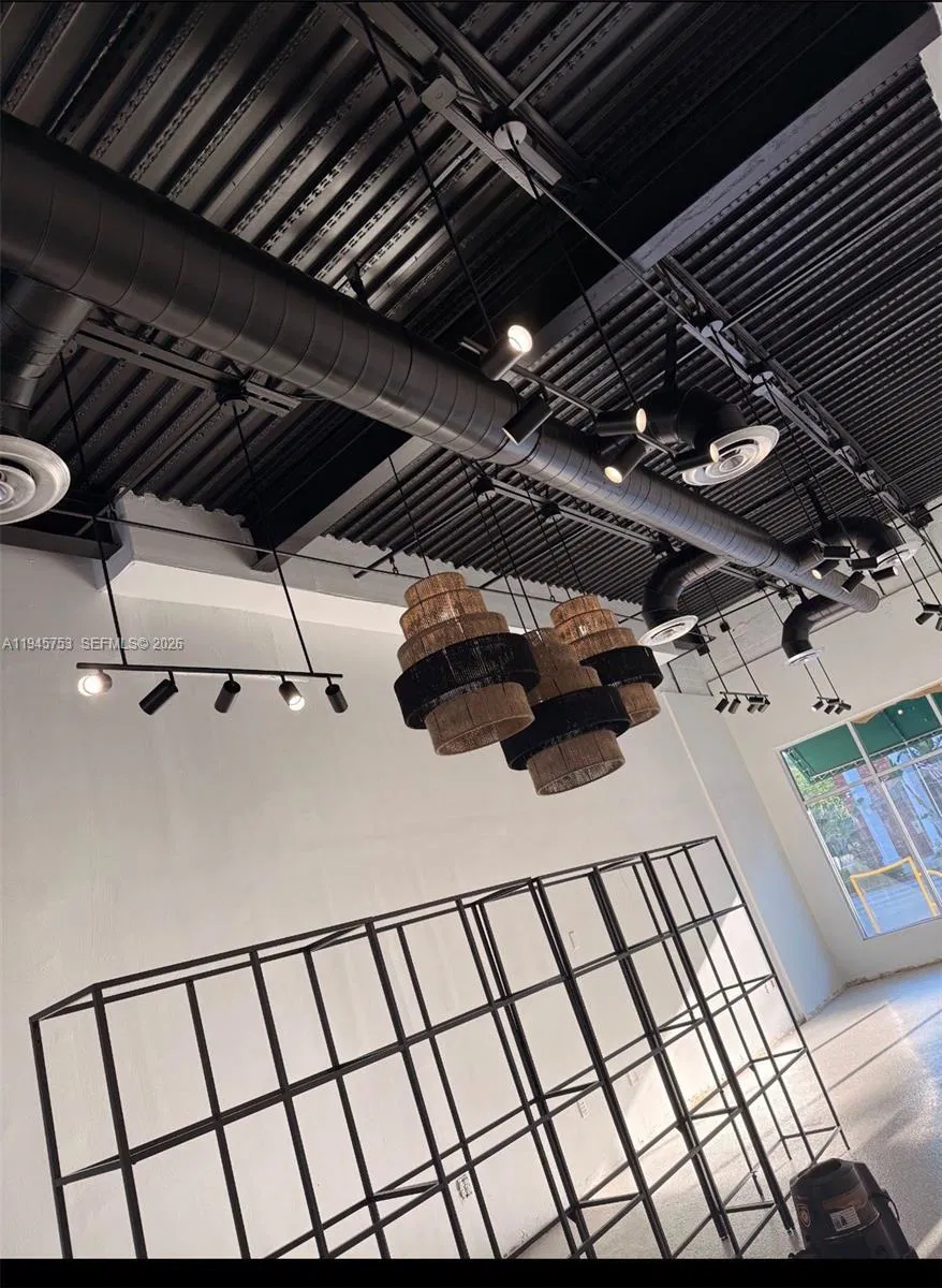 Turnkey Home Goods Boutique with Excellent Visibility