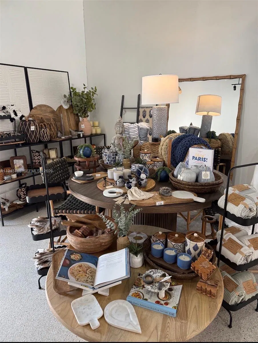 Turnkey Home Goods Boutique with Excellent Visibility