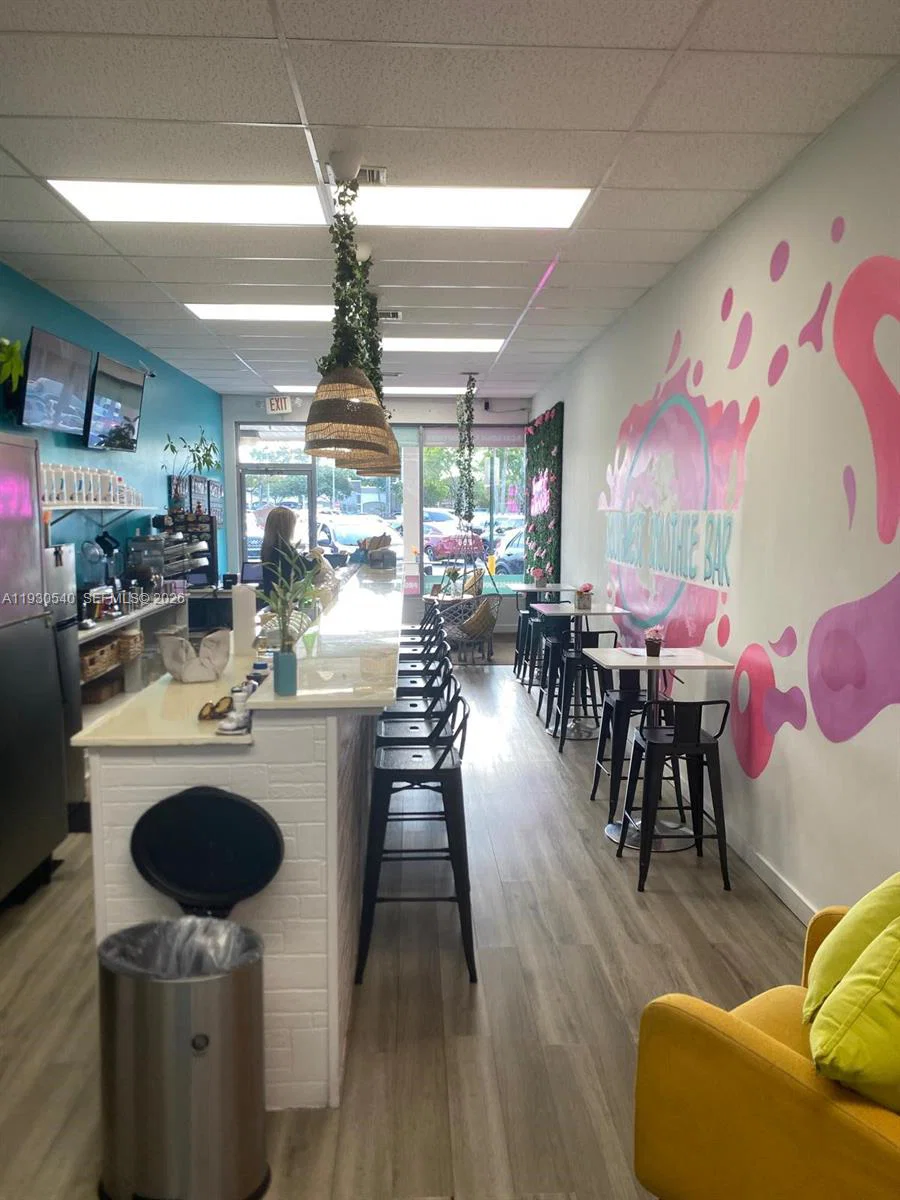 Profitable Smoothie and Aa Bar with Strong Community Ties