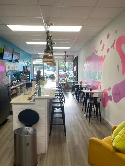 Profitable Smoothie and Aa Bar with Strong Community Ties