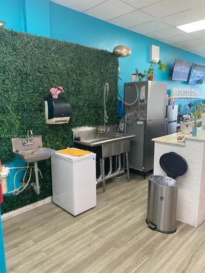 Profitable Smoothie and Aa Bar with Strong Community Ties
