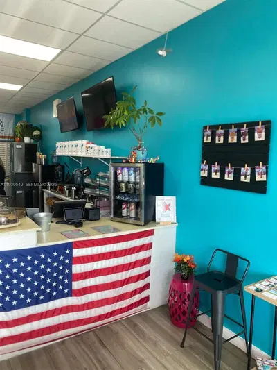 Profitable Smoothie and Aa Bar with Strong Community Ties