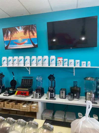 Profitable Smoothie and Aa Bar with Strong Community Ties