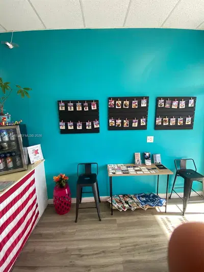 Profitable Smoothie and Aa Bar with Strong Community Ties