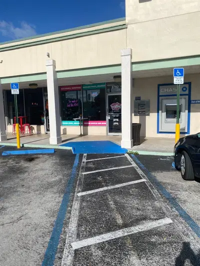 Profitable Smoothie and Aa Bar with Strong Community Ties