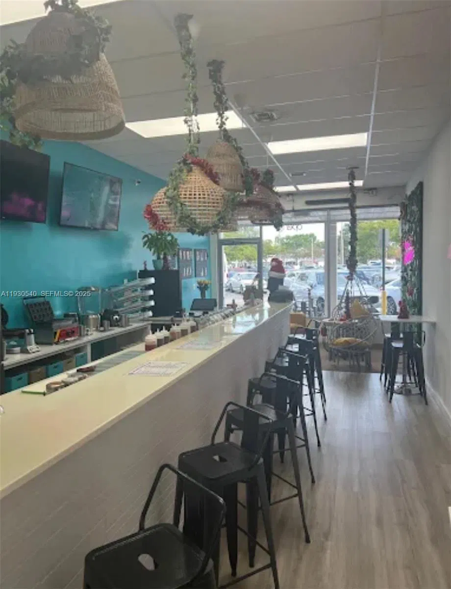 Profitable Smoothie and Aa Bar with Strong Community Ties