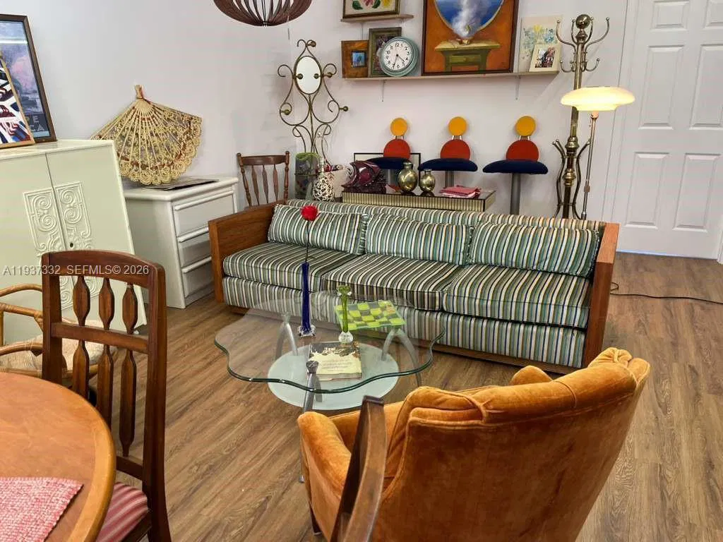 Niche Retro Furniture Retailer with Growth Potential