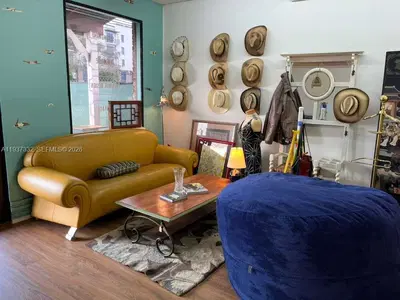 Niche Retro Furniture Retailer with Growth Potential