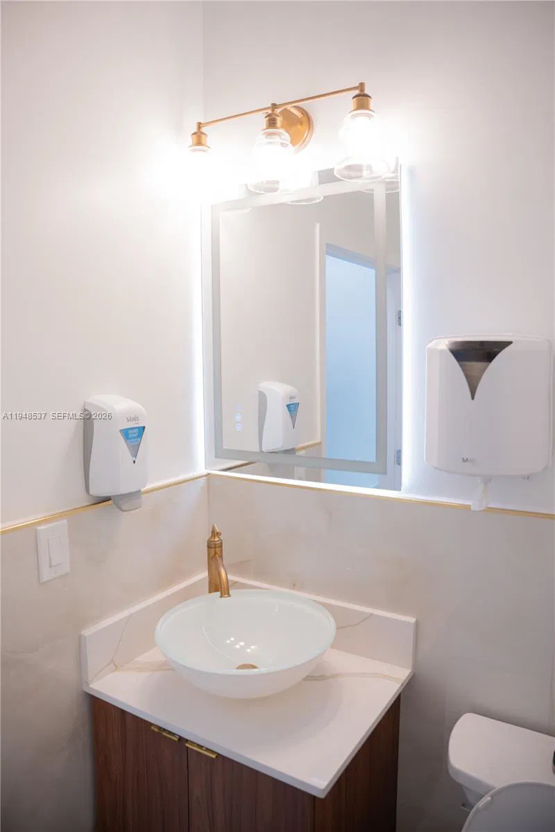 Turnkey Nail Salon with Excellent Visibility