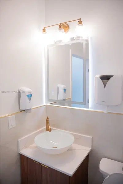 Turnkey Nail Salon with Excellent Visibility