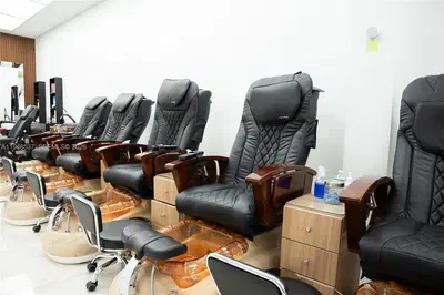 Turnkey Nail Salon with Excellent Visibility