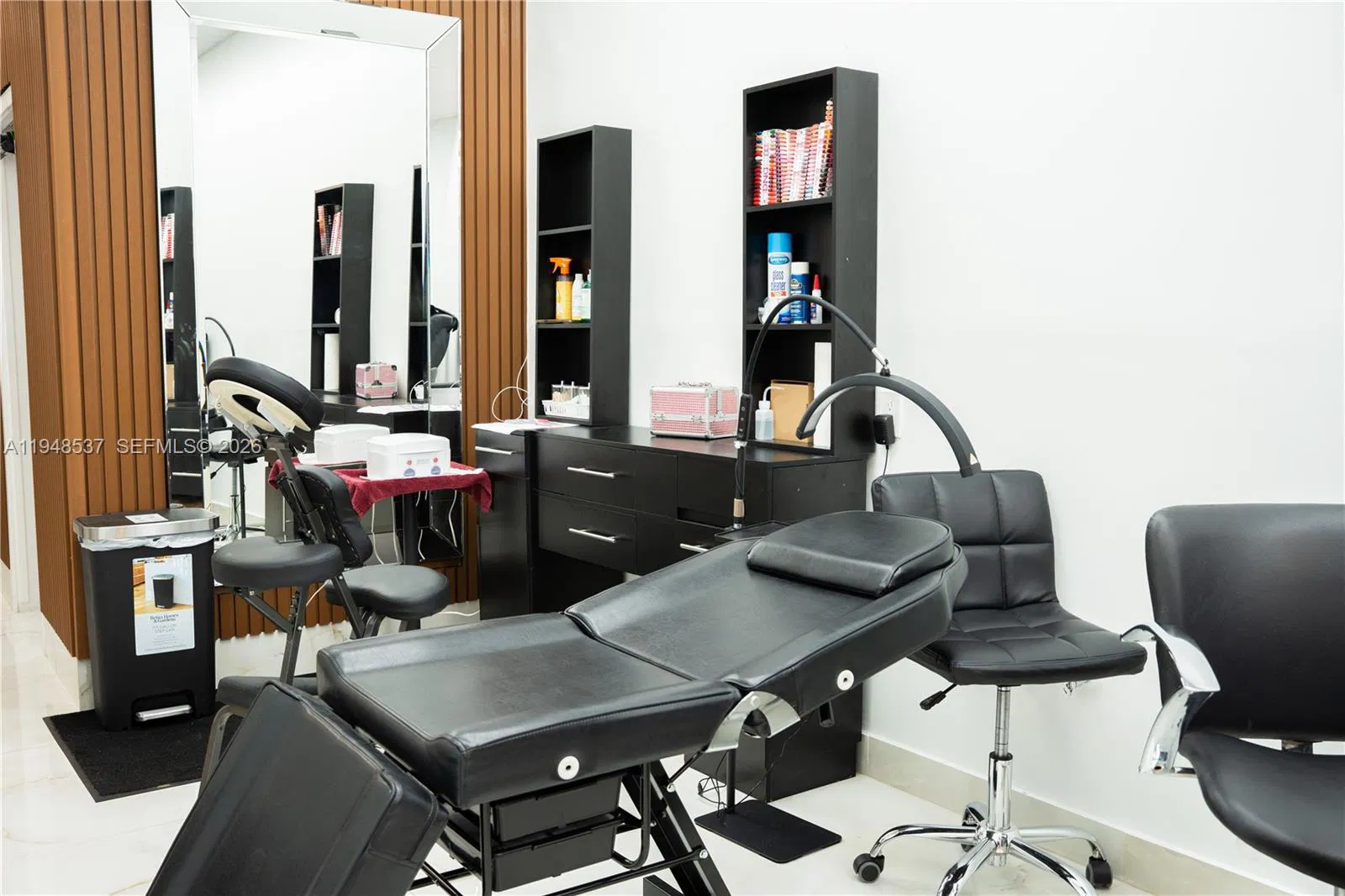 Turnkey Nail Salon with Excellent Visibility