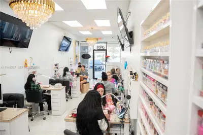 Turnkey Nail Salon with Excellent Visibility