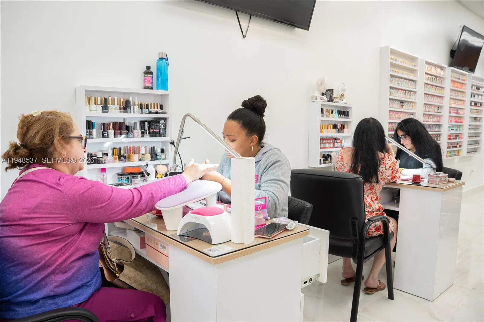 Turnkey Nail Salon with Excellent Visibility