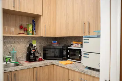 Turnkey Nail Salon with Excellent Visibility