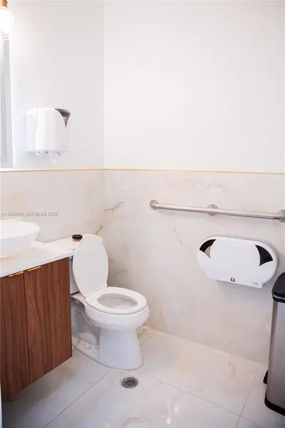 Turnkey Nail Salon with Excellent Visibility