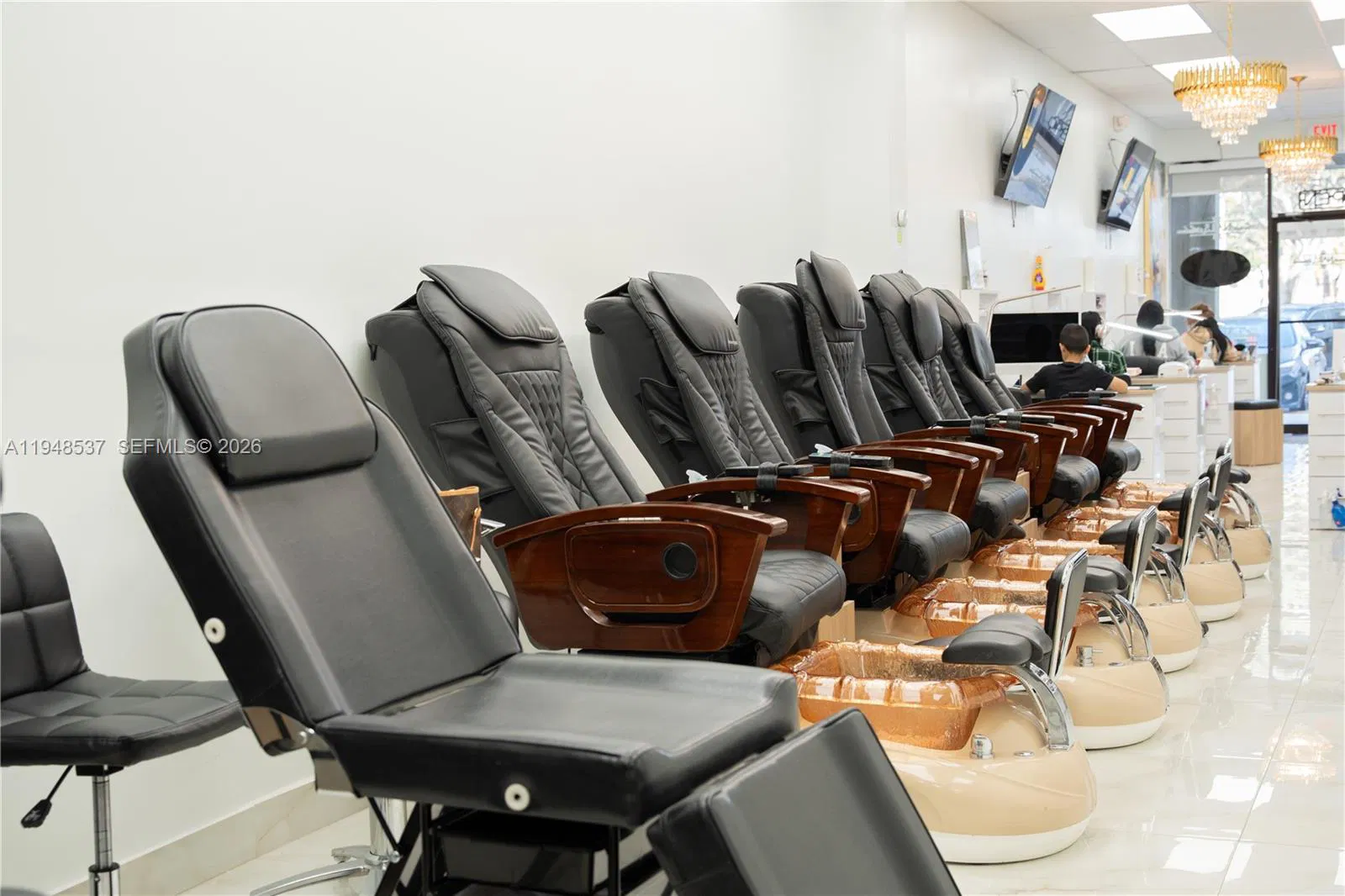 Turnkey Nail Salon with Excellent Visibility