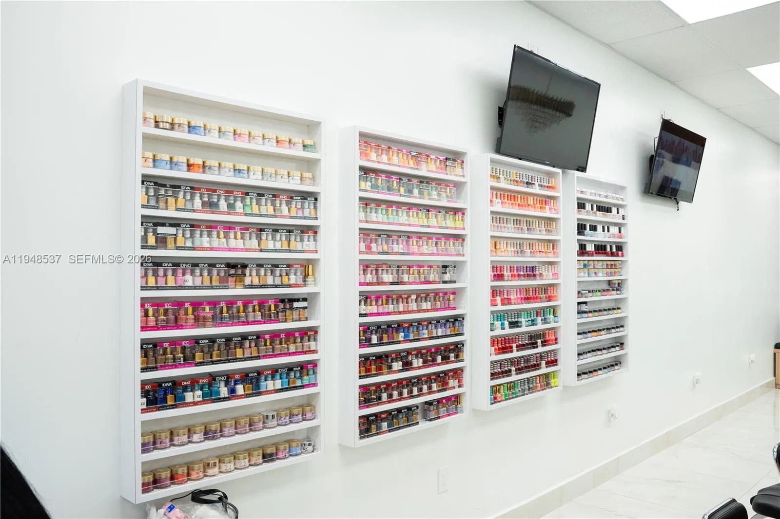 Turnkey Nail Salon with Excellent Visibility