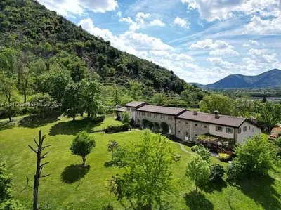 Charming Bed  Breakfast with Restaurant in Picturesque Setting