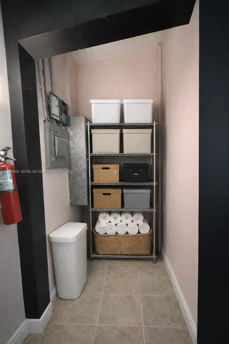 Profitable Retail Smoke Shop with High Visibility