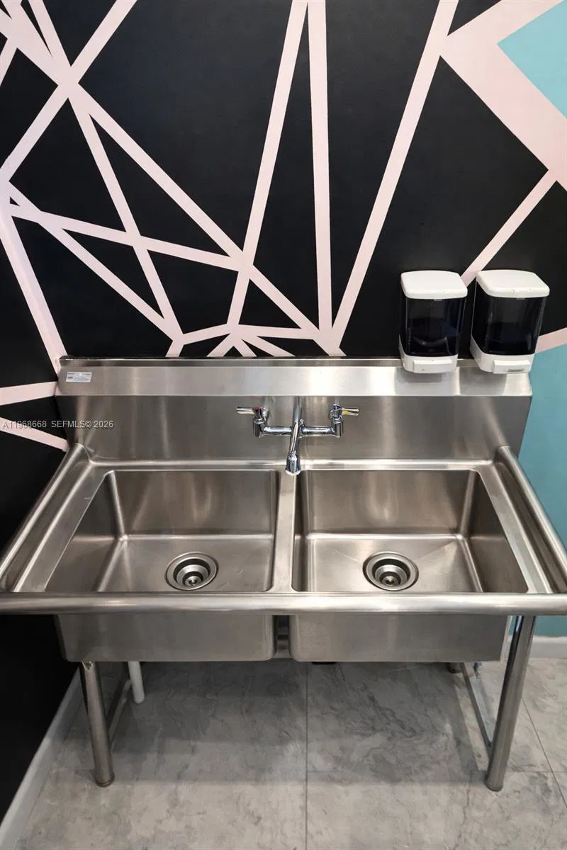 Profitable Retail Smoke Shop with High Visibility