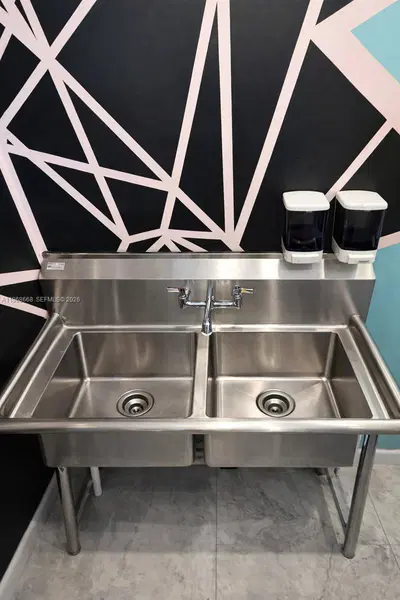 Profitable Retail Smoke Shop with High Visibility