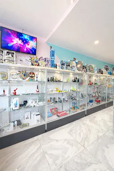 Profitable Retail Smoke Shop with High Visibility