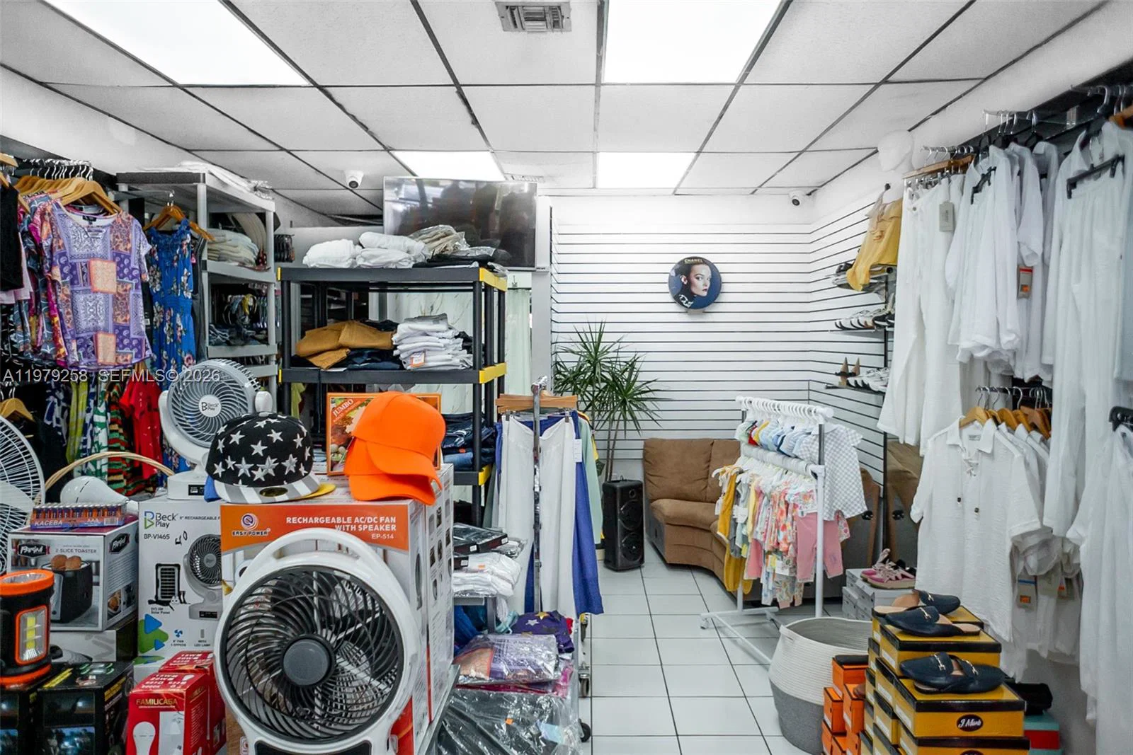 Profitable Retail Business with High Visibility on Calle 8