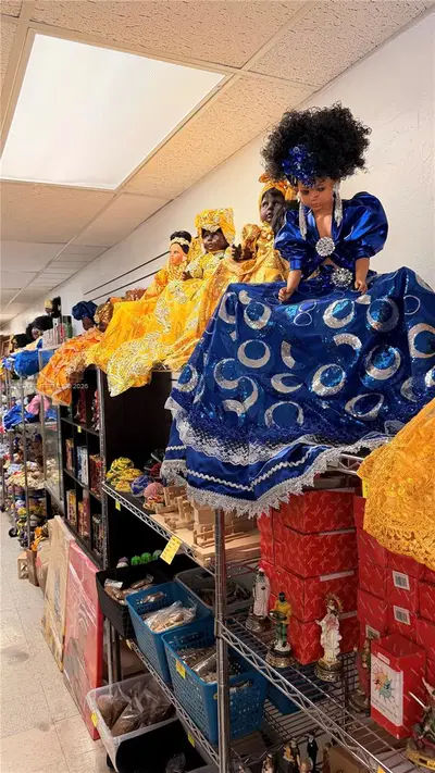 Thriving Botanical Business in High Visibility Plaza