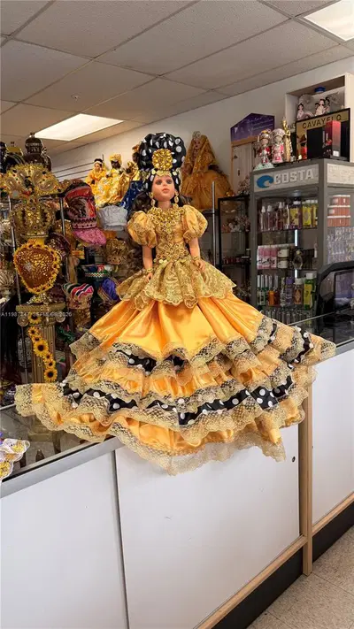 Thriving Botanical Business in High Visibility Plaza