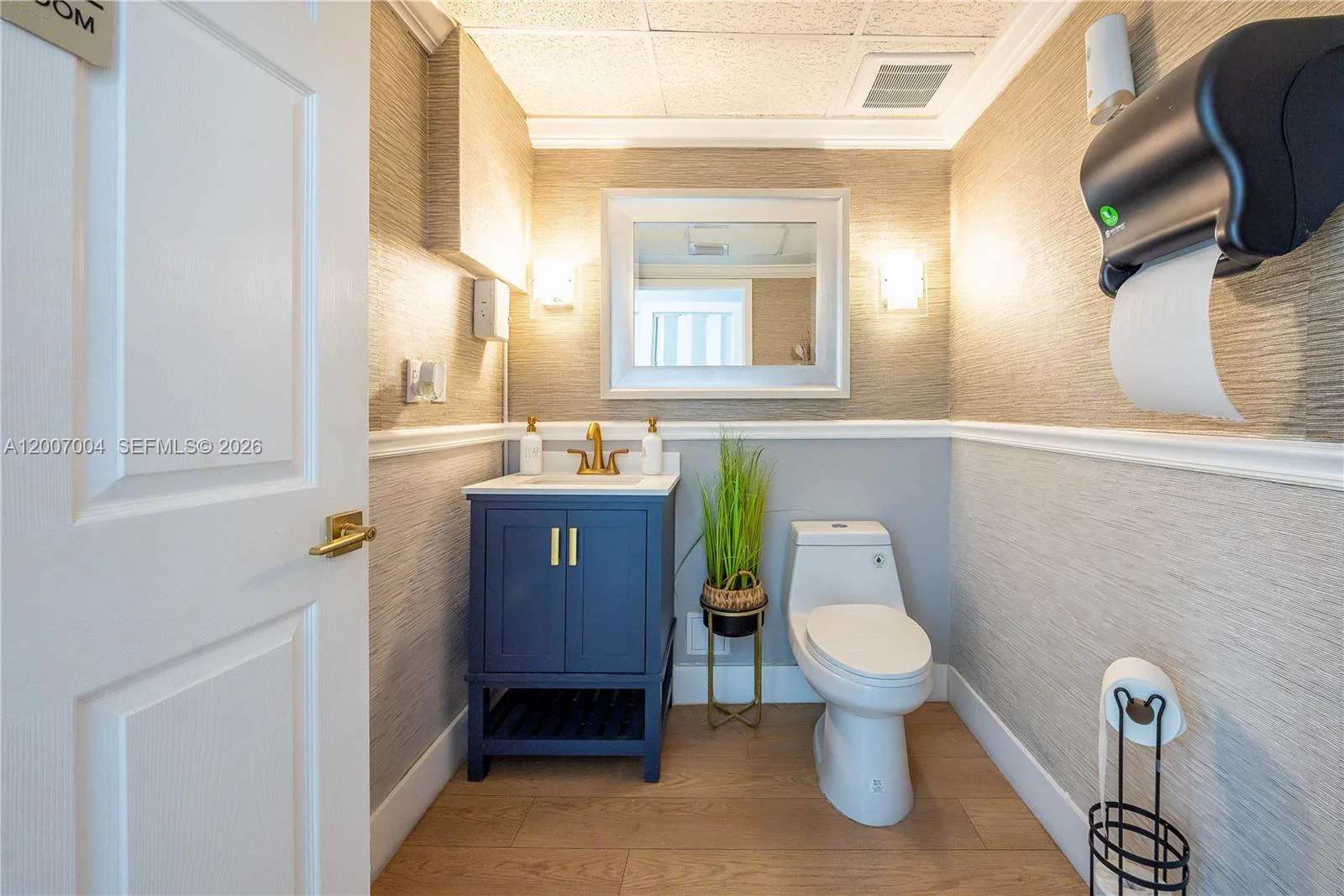 Luxury Salon Assets with High End Finishes and Custom Fixtures