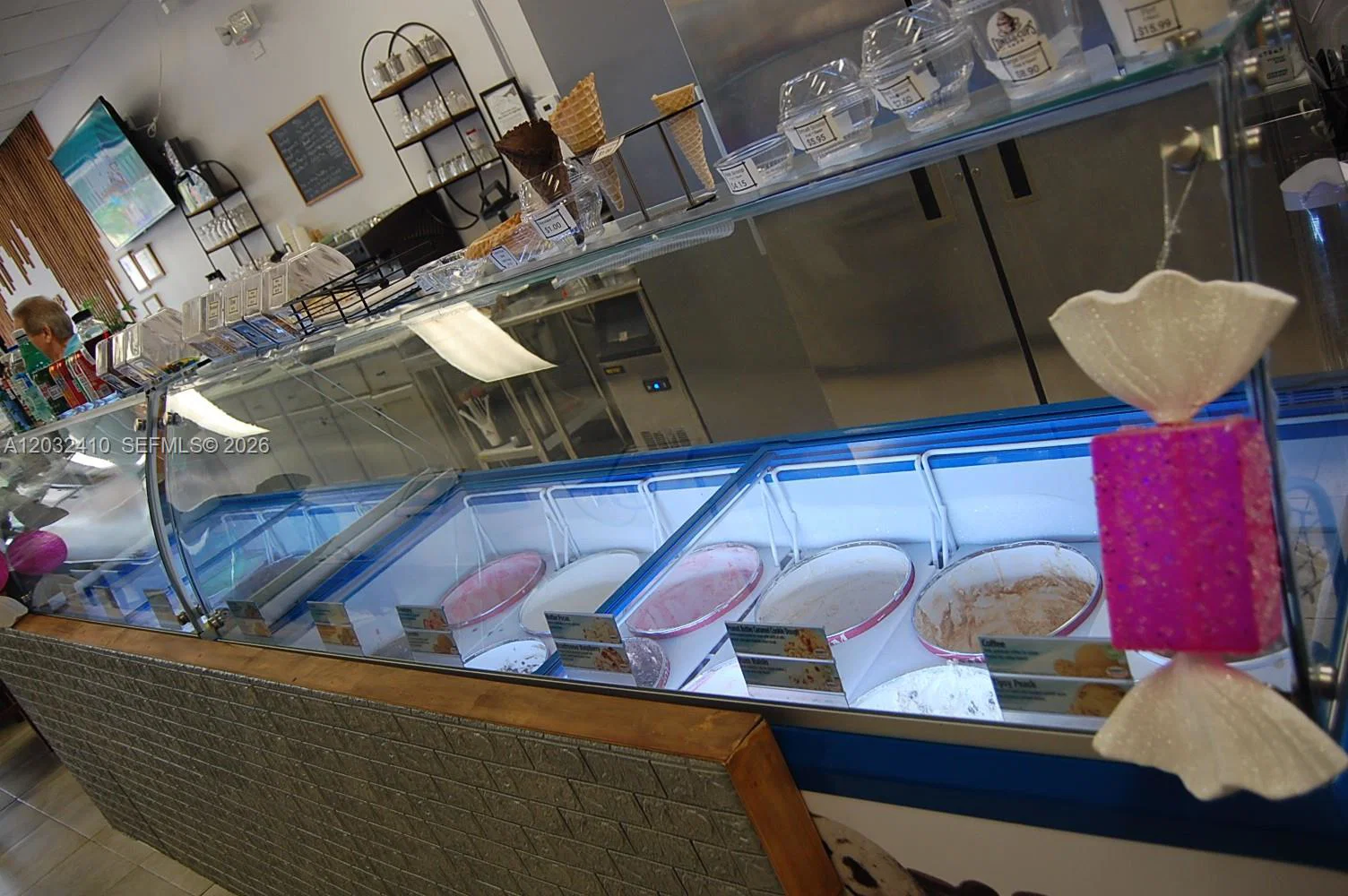 Prime Cafe and Restaurant with Low Rent in High Traffic Location