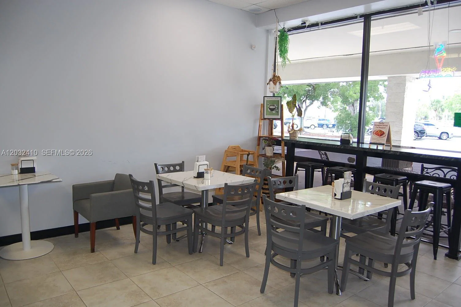 Prime Cafe and Restaurant with Low Rent in High Traffic Location