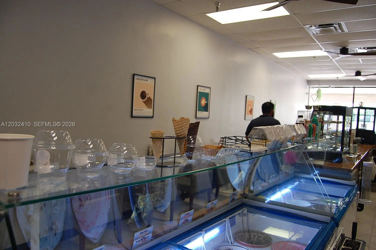 Prime Cafe and Restaurant with Low Rent in High Traffic Location